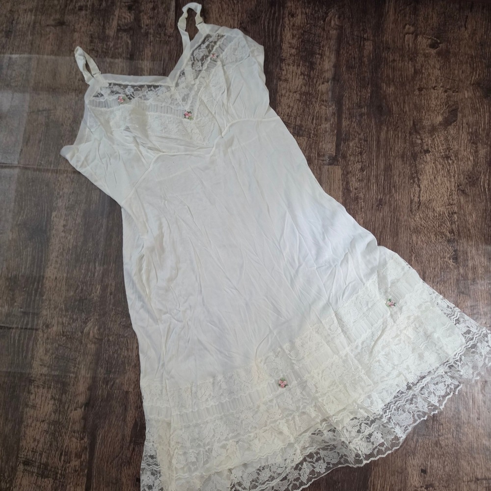 VINTAGE Full Slip Lingerie Dress Women White Lace Floral Rosette Tiered Hem